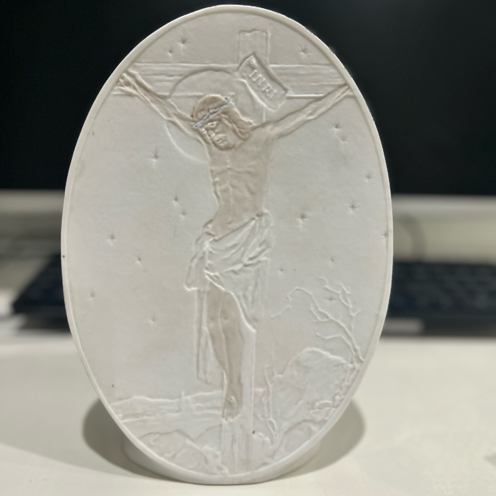 Elegant White Oval Religious Collectible  Art Piece Crucifixión of Jesús.